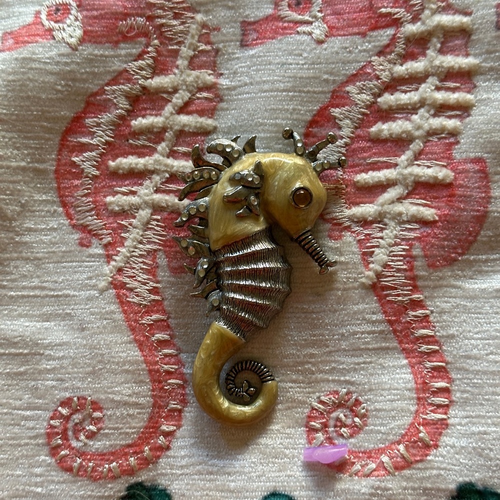 VINTAGE LARGE SEAHORSE PIN